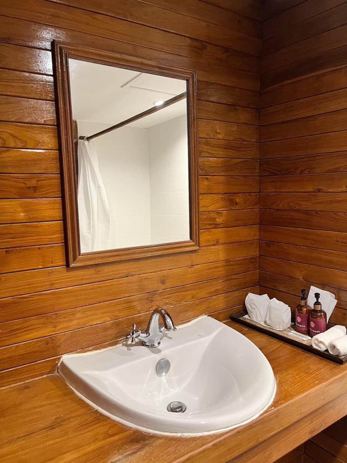 Riverhouse Resort Mae Sariang Eksteriør bilde