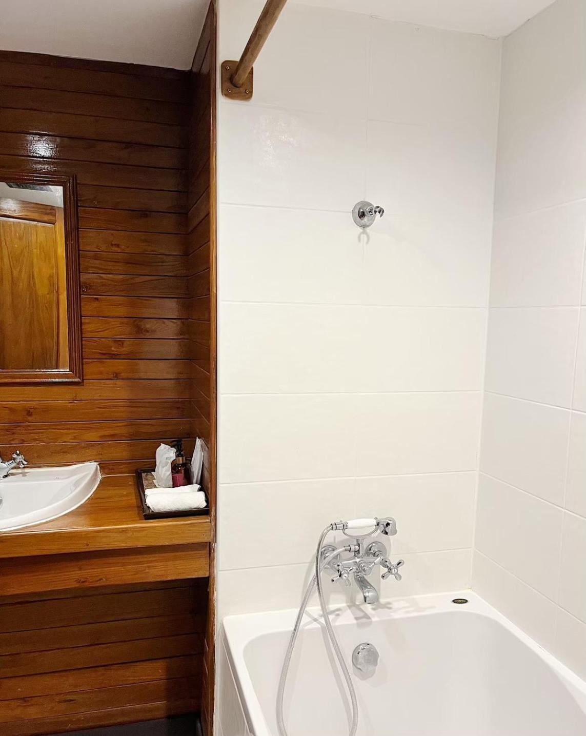 Riverhouse Resort Mae Sariang Eksteriør bilde